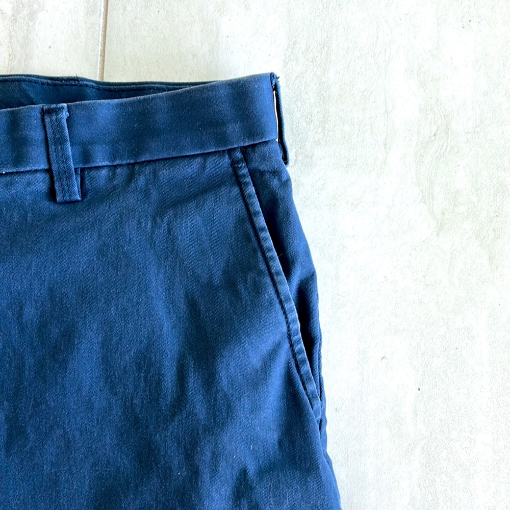 IZOD Saltwater Stretch Navy Blue Chino Casual Size 36 Shorts - Picture 4 of 6
